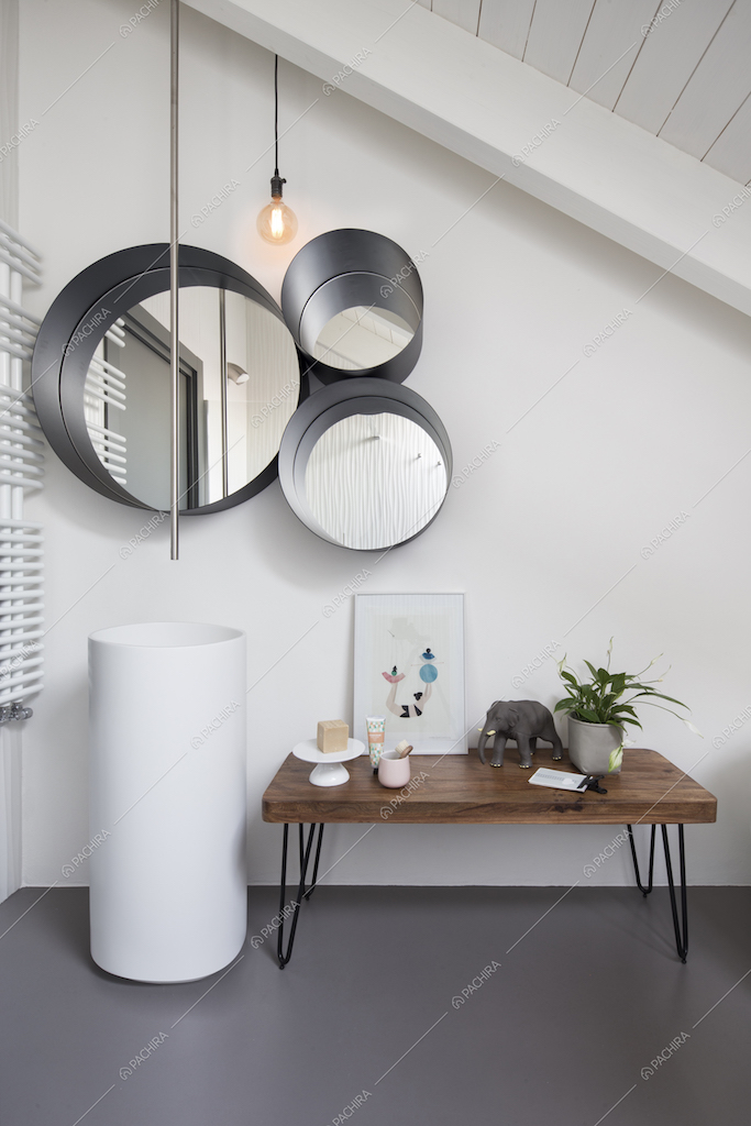 Bagno con arredi design e travi a vista bianche