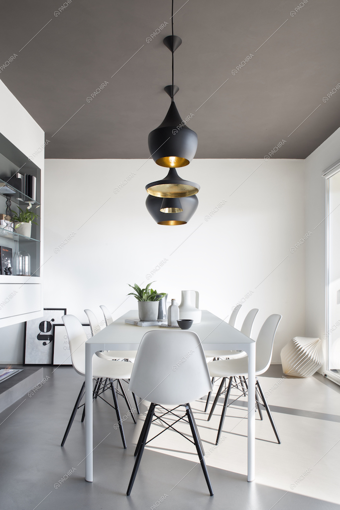 Sala da pranzo moderna con lampadari di design
