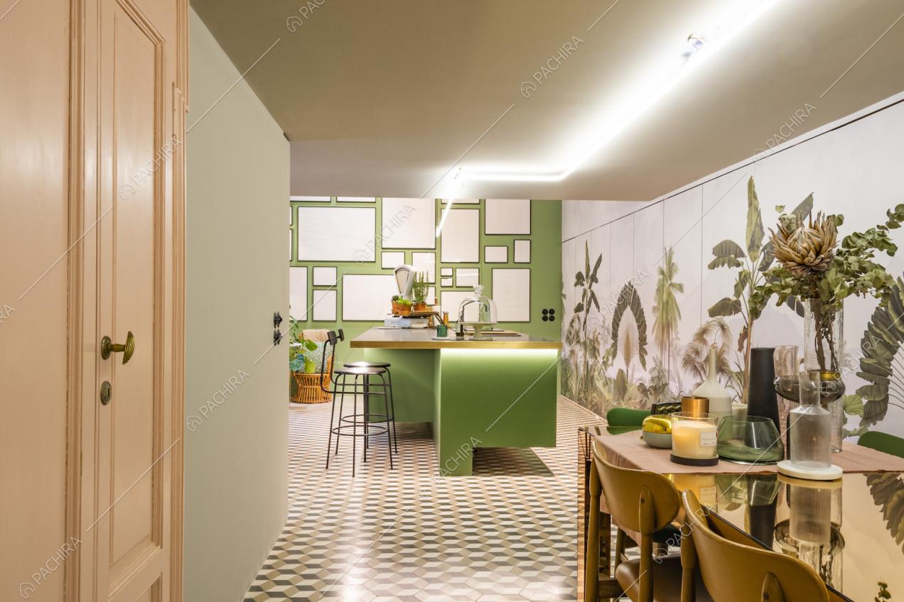 Cucina a isola vista dal tavolo da pranzo e pareti colorate