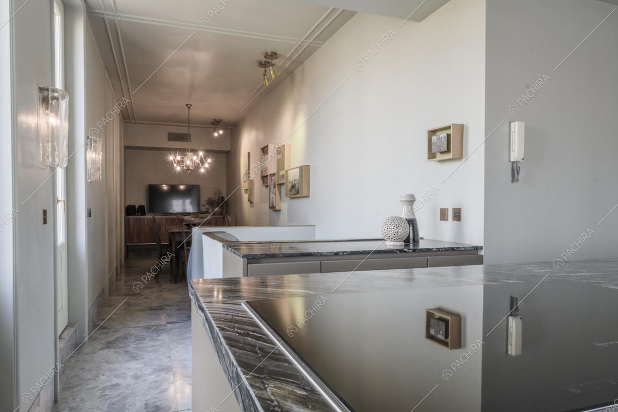 Vista dalla cucina sul secondo livello dell'appartamento 