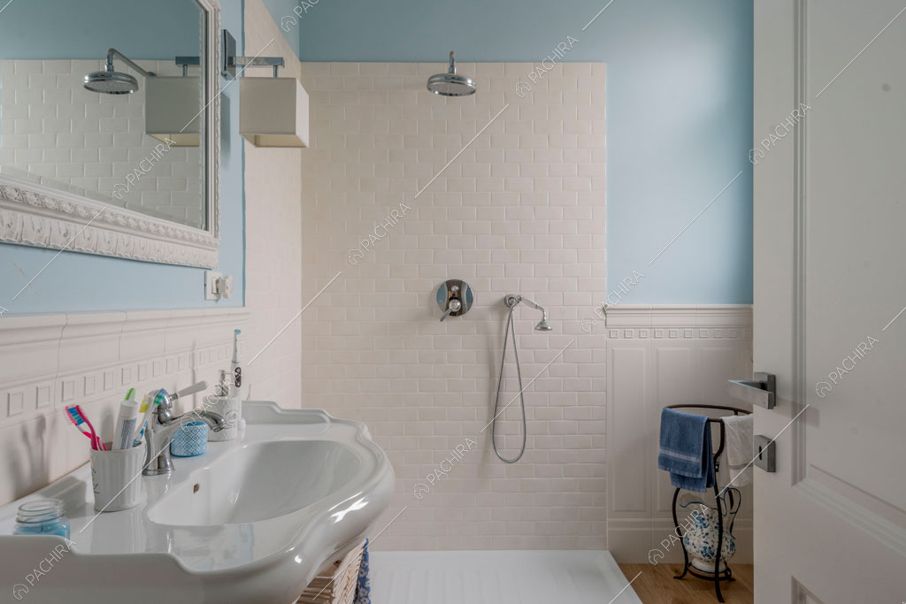 Bagno della villa Pino Mugo, location in stile moderno a Roma