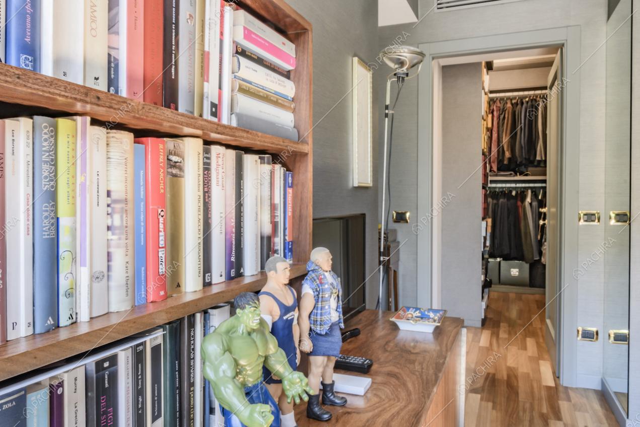 Mobile in legno con libri e cabina armadio