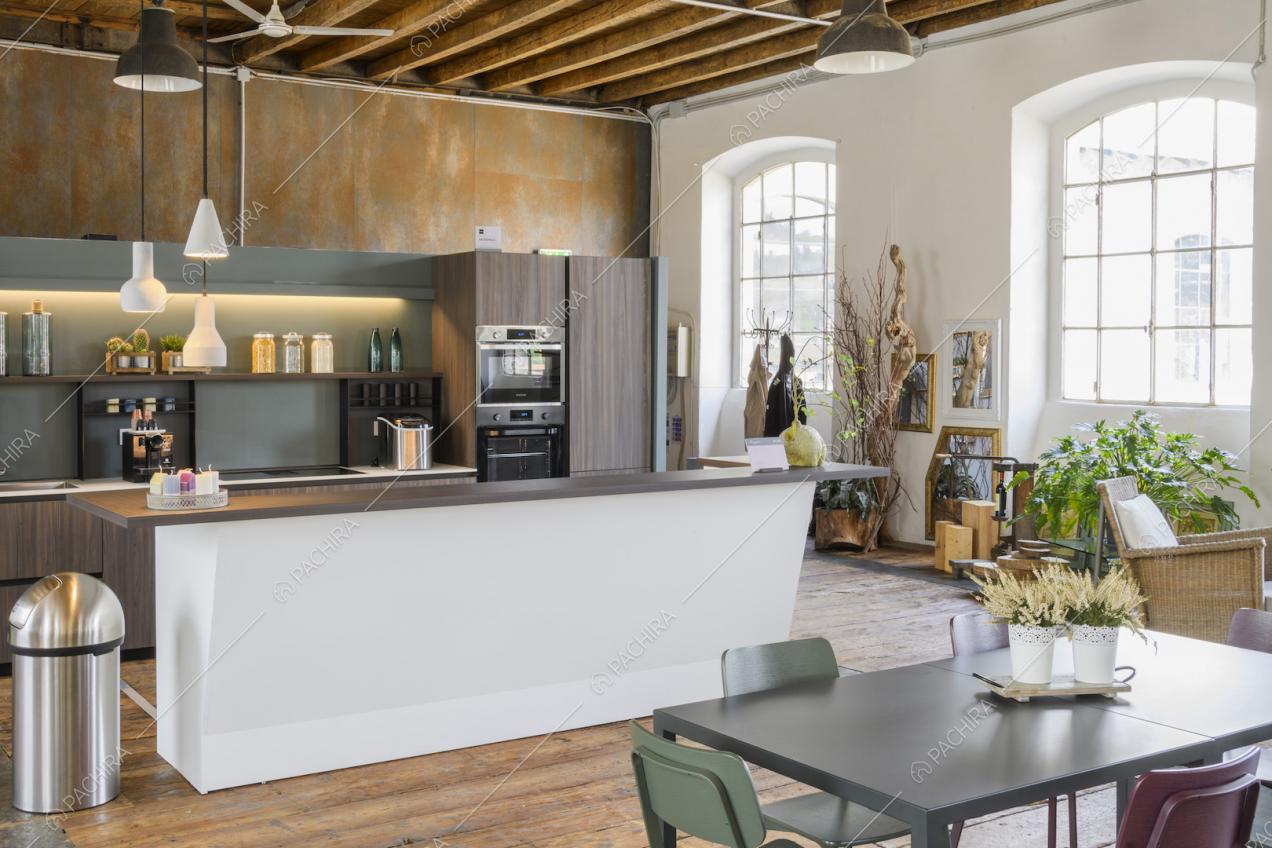 Cucina a vista con elettrodomestici e bancone 