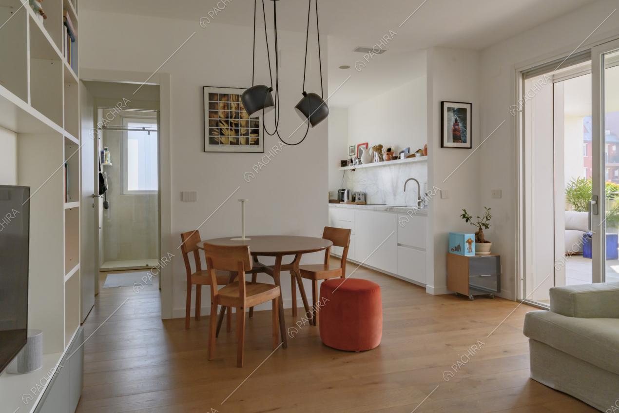 Salotto con accesso alla terrazza e cucina a vista