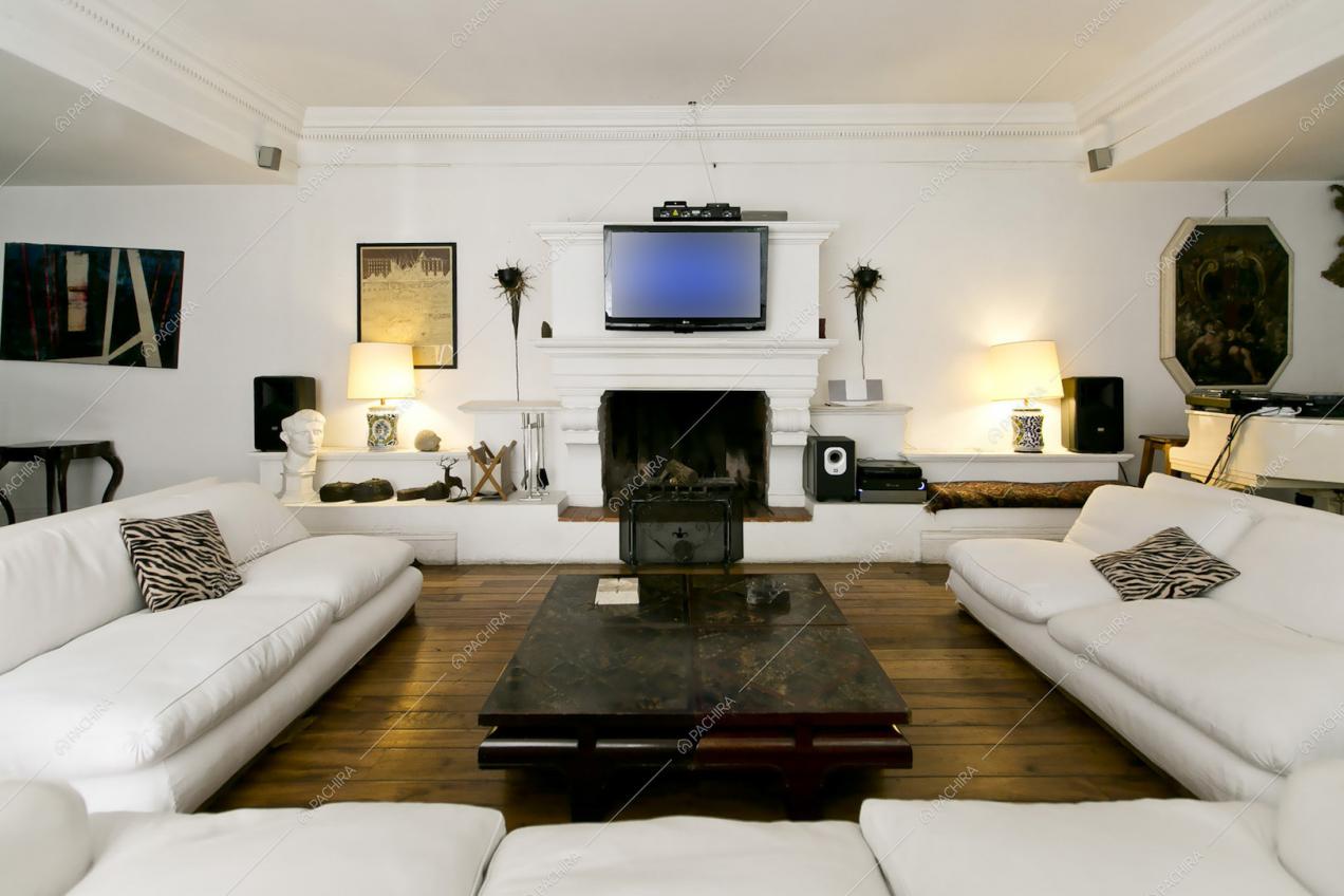 Sala con camino e divani bianchi
