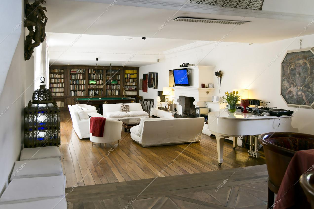 Sala con libreria a parete e camino