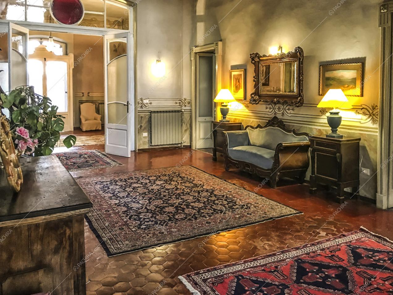 Tappeti persiani su pavimento in parquet