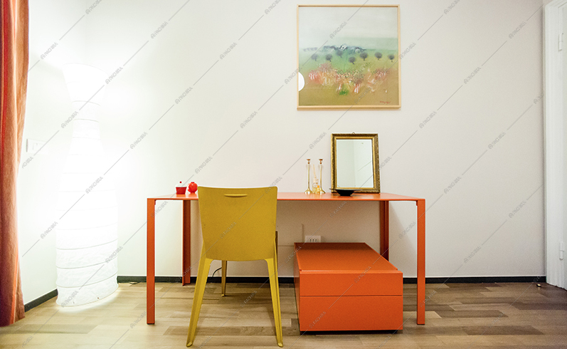 Scrivania arancione minimal e sedia color senape di design