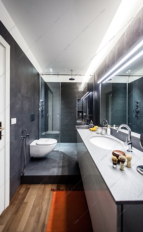 Bagno con sanitari rialzati, box doccia con parete in vetro