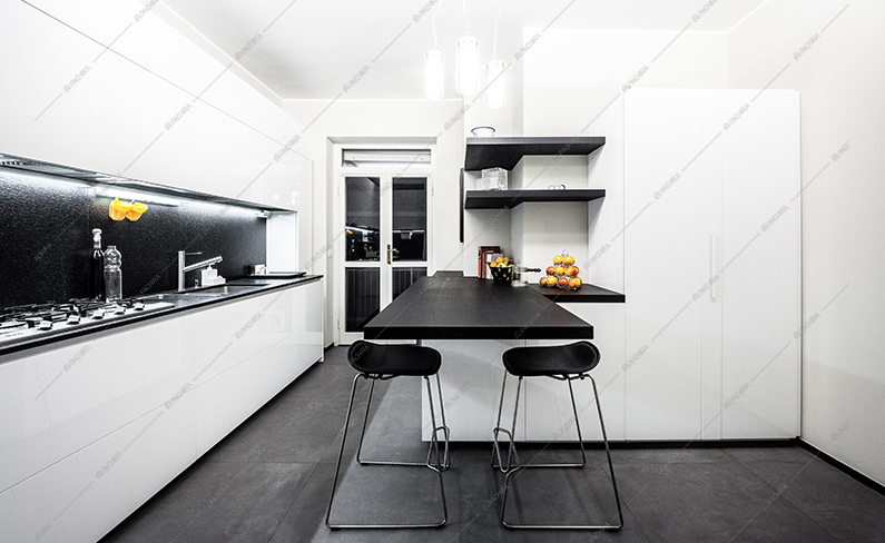 Cucina bianca a muro, tavolo in legno nero, pavimento nero