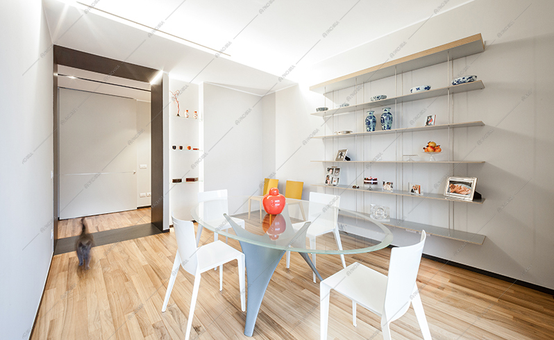 Tavolo da pranzo ovale in vetro con struttura in metallo, libreria minimal