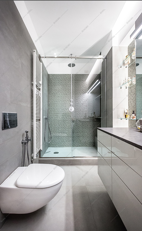 Bagno su toni grigi con sanitari rialzati e grande box doccia 