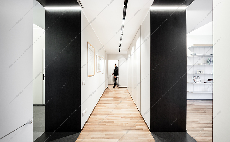 Corridoio d'ingresso con pavimento in parquet, armadi bianchi