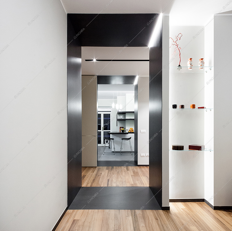 Corridoio e scorcio sulla cucina