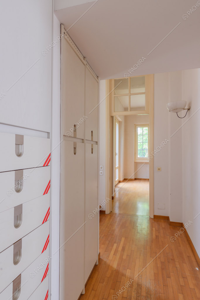 Armadi bianchi a muro e pavimento in parquet
