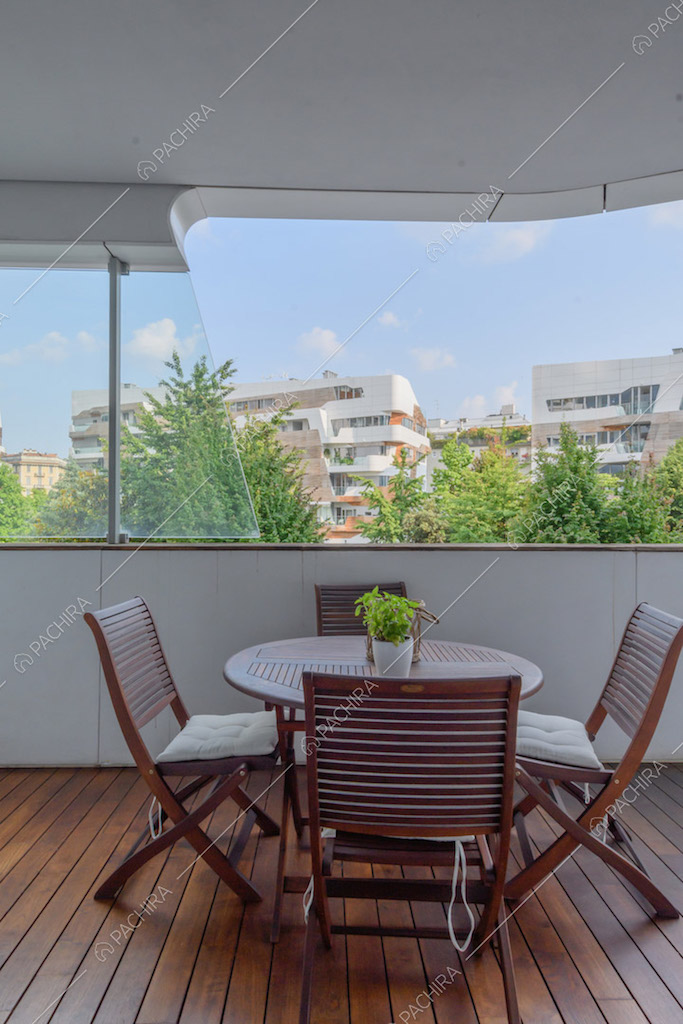 Tavolino e sedie da esterni sulla terrazza coperta con vista sullo skyline