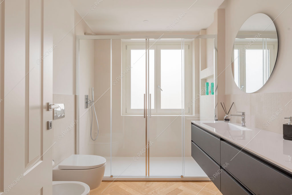 Luminoso bagno della villa Murray, location in stile contemporaneo a Roma