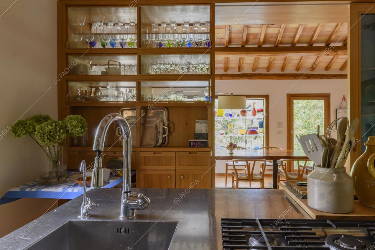 Credenza in legno con stoviglie, lavandino e fornelli a gas