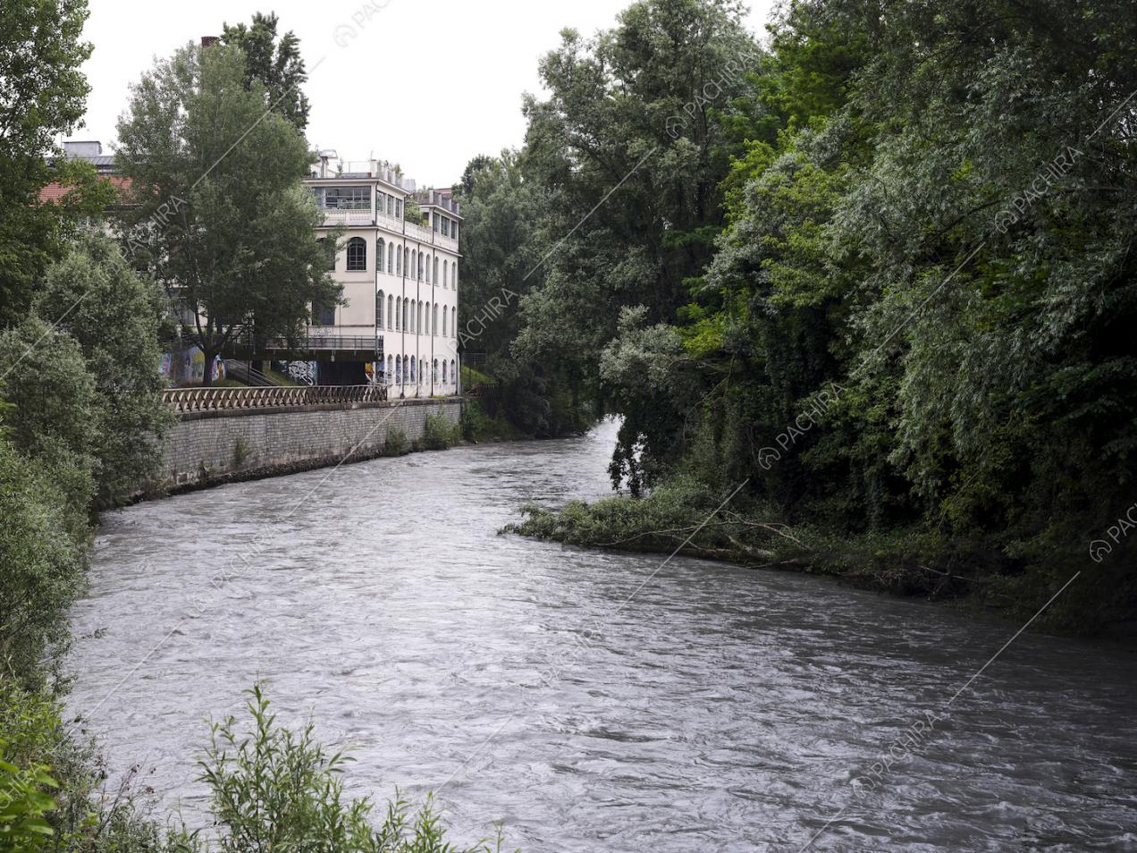 Dalla location vista sul fiume che scorre tra gli alberi
