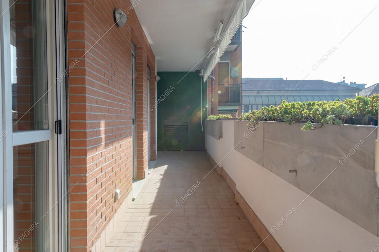 Lungo balcone piastrellato e pareti in mattoni