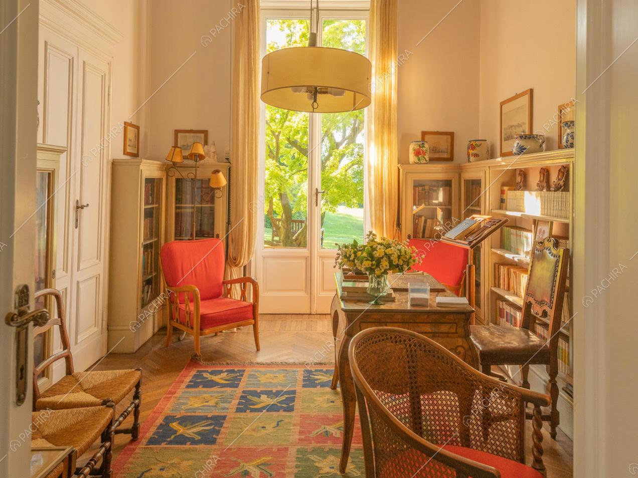 Studio con scrivania in stile vittoriano 