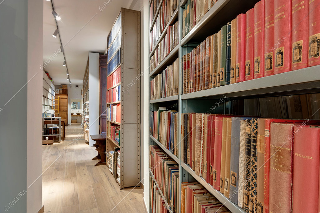 Antiche librerie nella sala dell'espositivo Agarico, location in stile contemporaneo a Firenze
