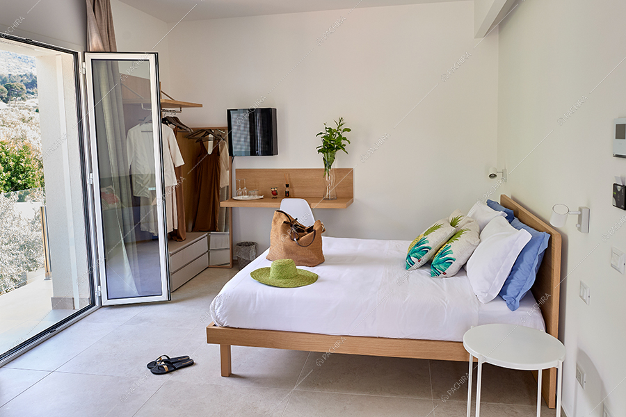 Camera da letto della villa Godavari, location in stile moderno a Trapani
