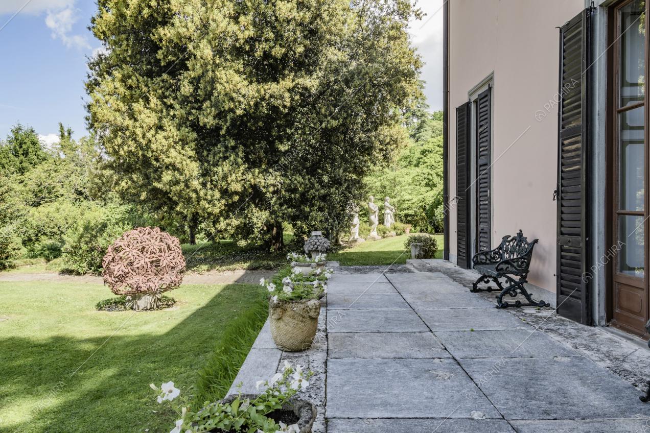Un angolo di giardino all'esterno della villa