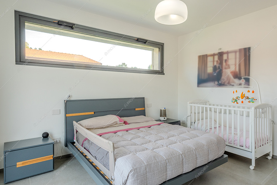Camera da letto della villa moderna Adenia, location per shooting a Varese