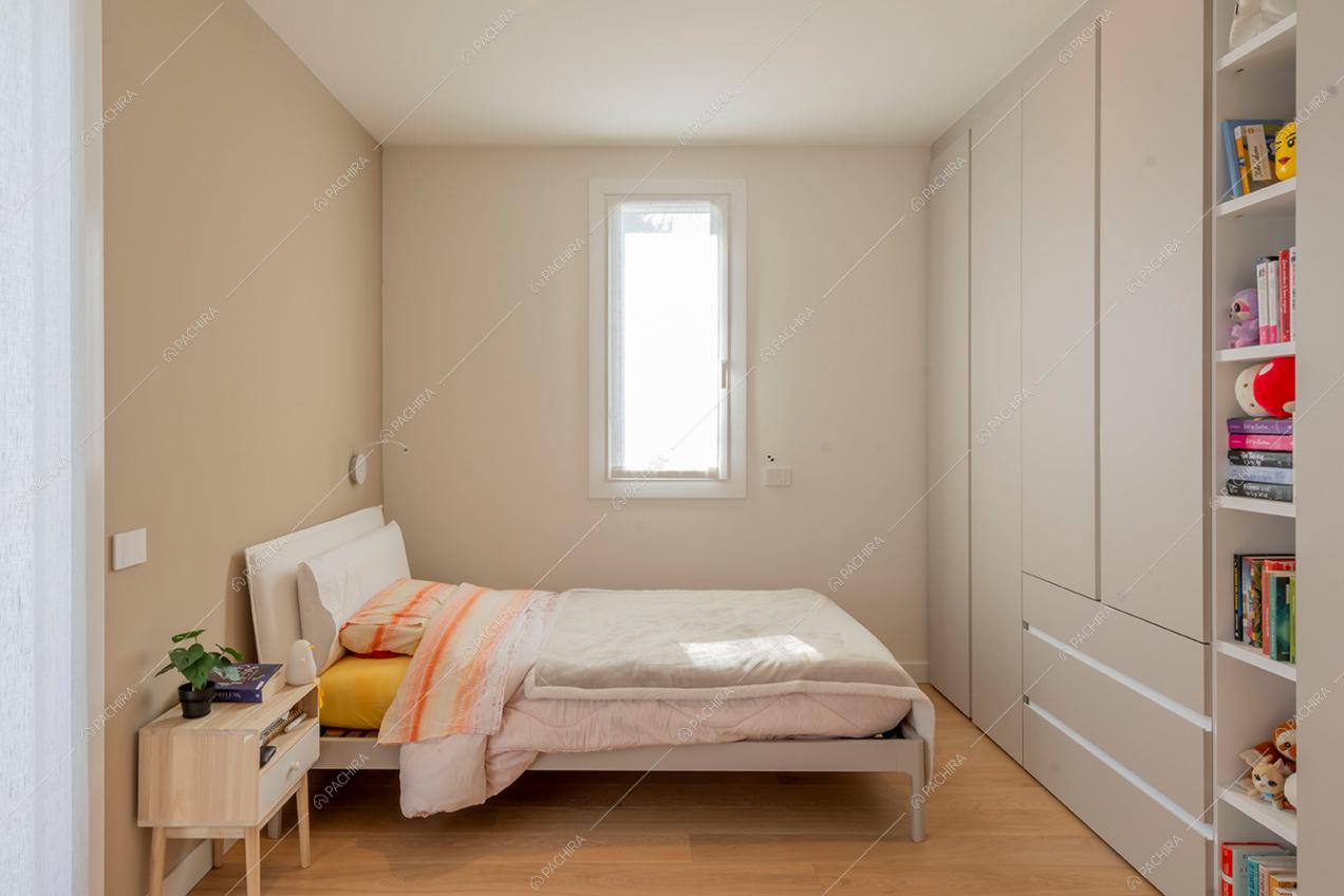 Camera da letto della villa Brenta, location in stile moderno a Milano