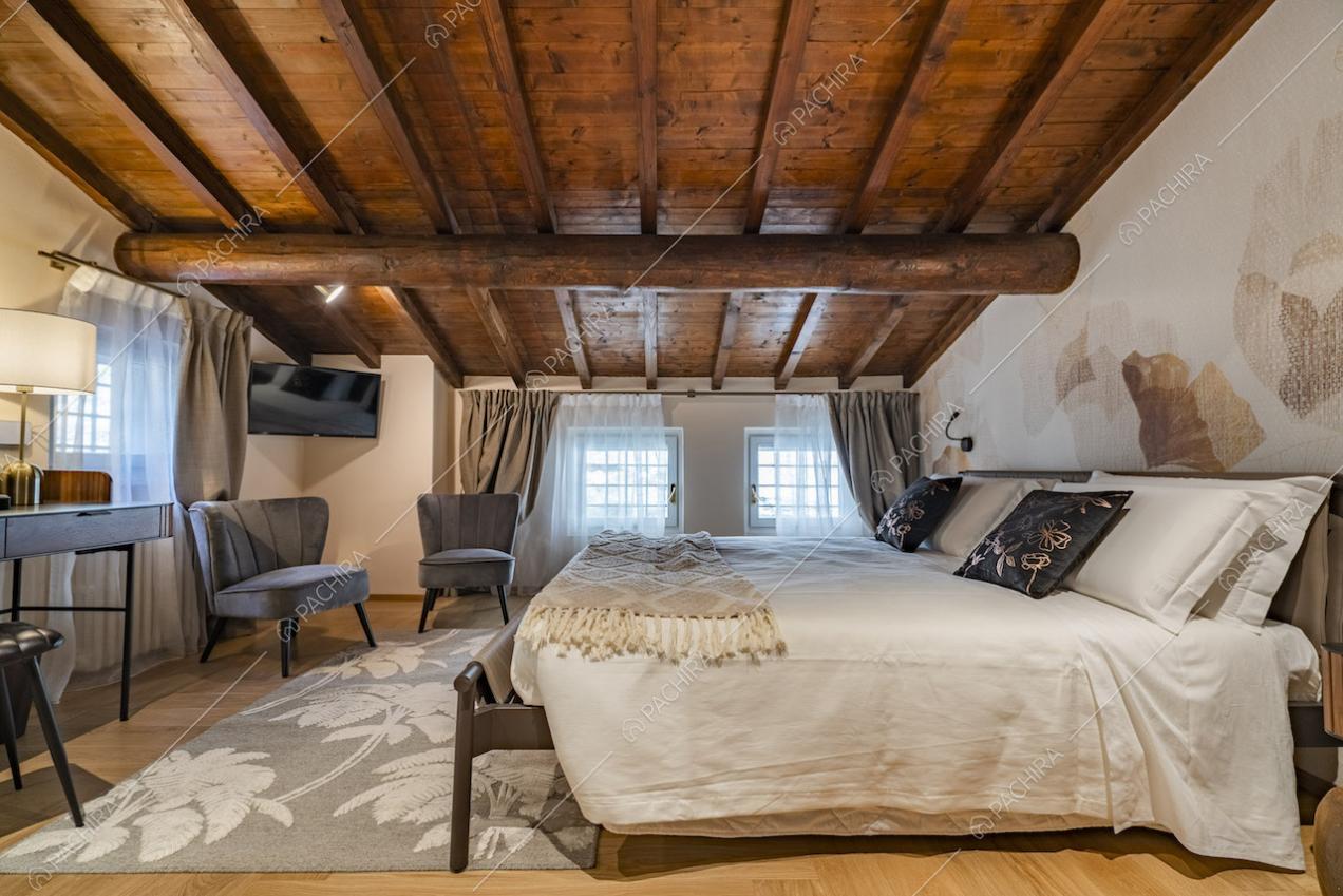 Soffitto con travi a vista in legno nella camera matrimoniale