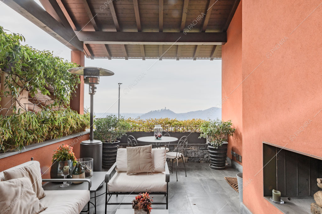 Veranda con camino della villa Roveja, location in stile contemporaneo a Como