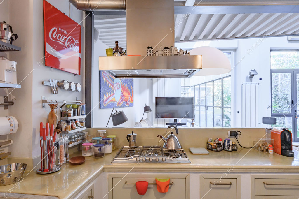 Cucina del loft Cascarilla, location in stile moderno a Milano