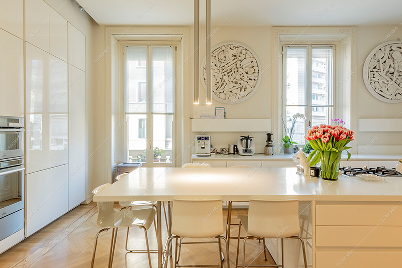 Cucina a isola dell'appartamento Barbabietola, location in stile liberty a Milano