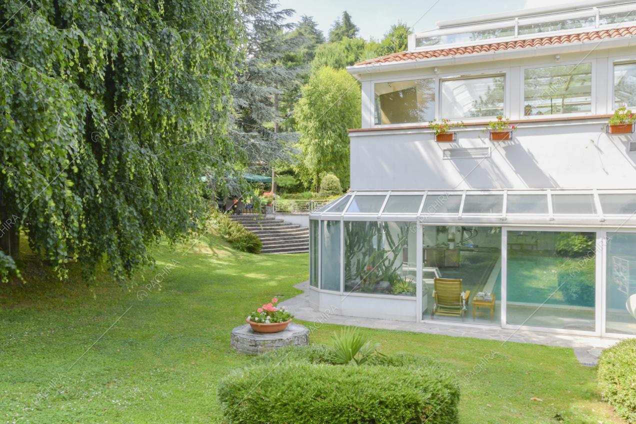 Scorcio dal giardino sulla piscina al chiuso e sulla serra