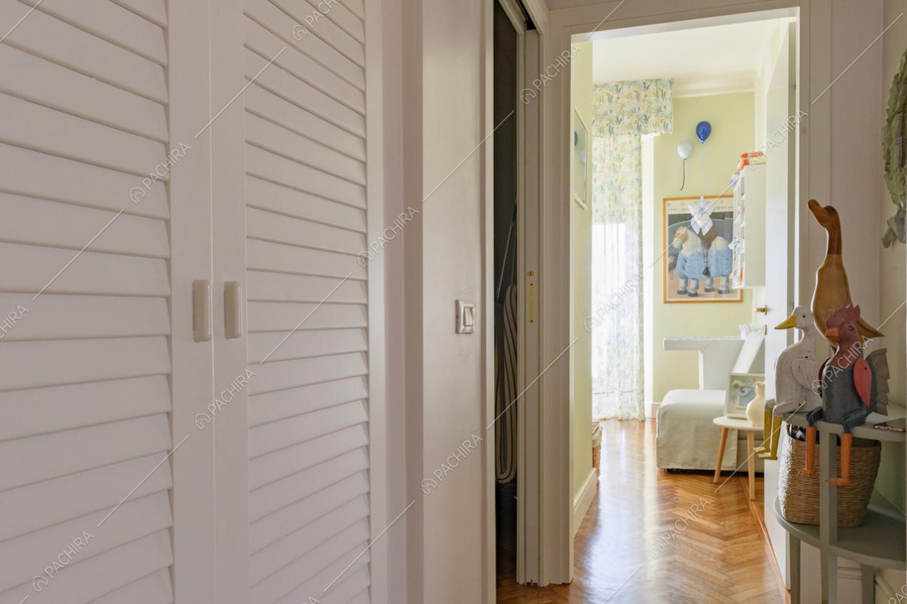 Scorcio della camera dei bambini dal corridoio