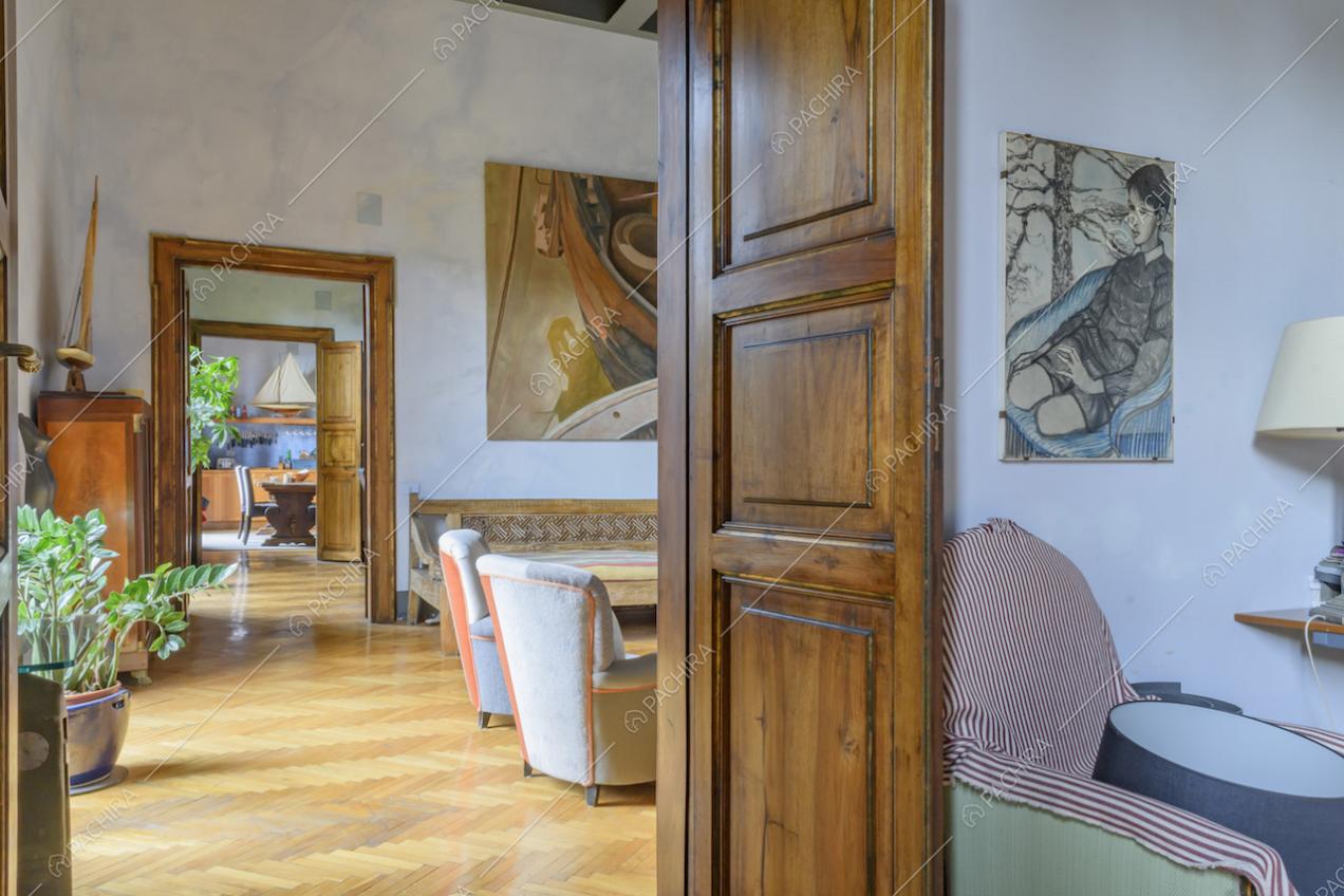 Porte e stipiti in legno nei locali della Location Parrotia