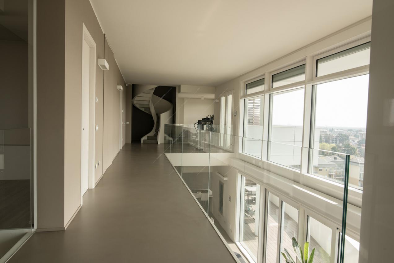 Soppalco con parapetto in vetro e scala moderna