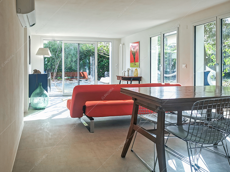 Zona living della villa Storace, location in stile moderno a Lucca