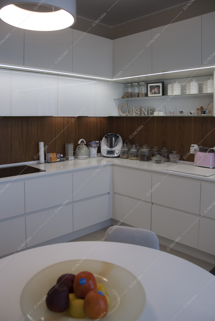 Cucina moderna in questo appartamento a Milano