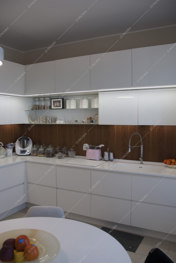 Cucina a parete in stile moderno