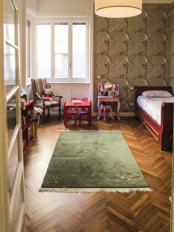 Camera dei bambini con carta da parati e pavimento in parquet