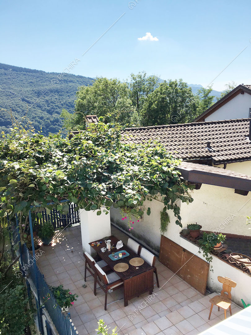 Vista dall'alto della terrazza con tavolo da pranzo quattro posti