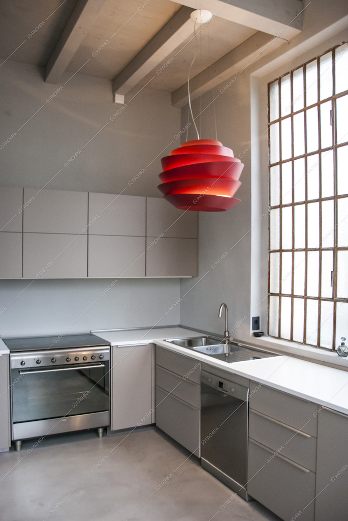 La cucina moderna con lampadario rosso di design