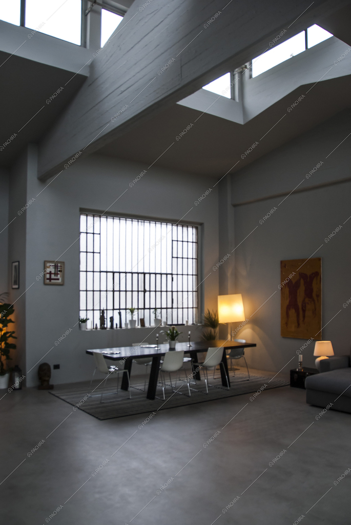 Loft con pavimento in cemento lisciato