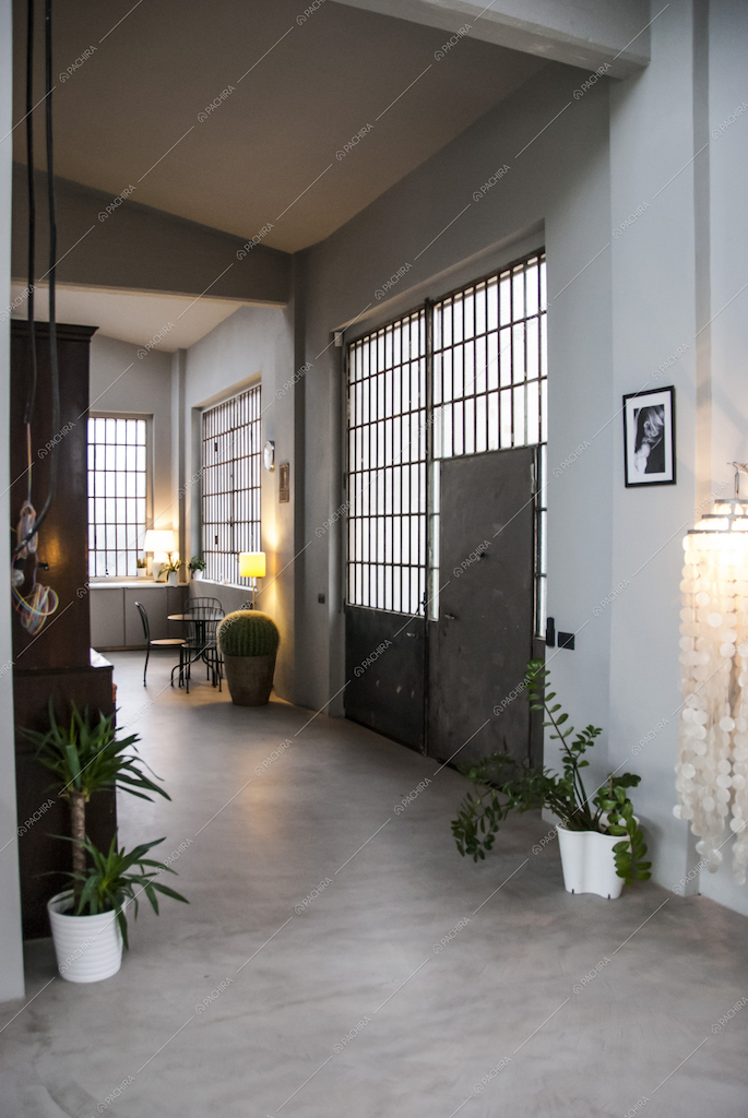 L'ingresso con ampie finestre in stile industriale