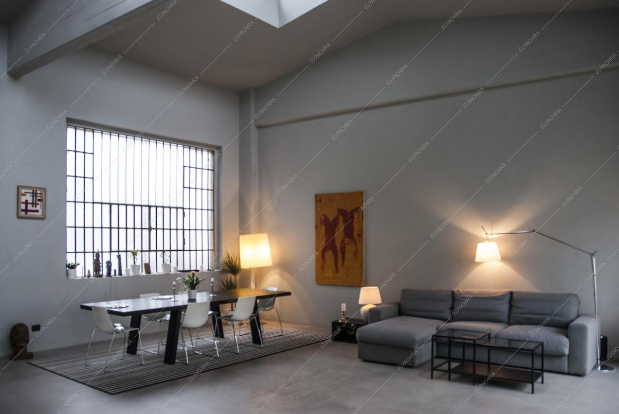 Sala con finestra in stile industriale