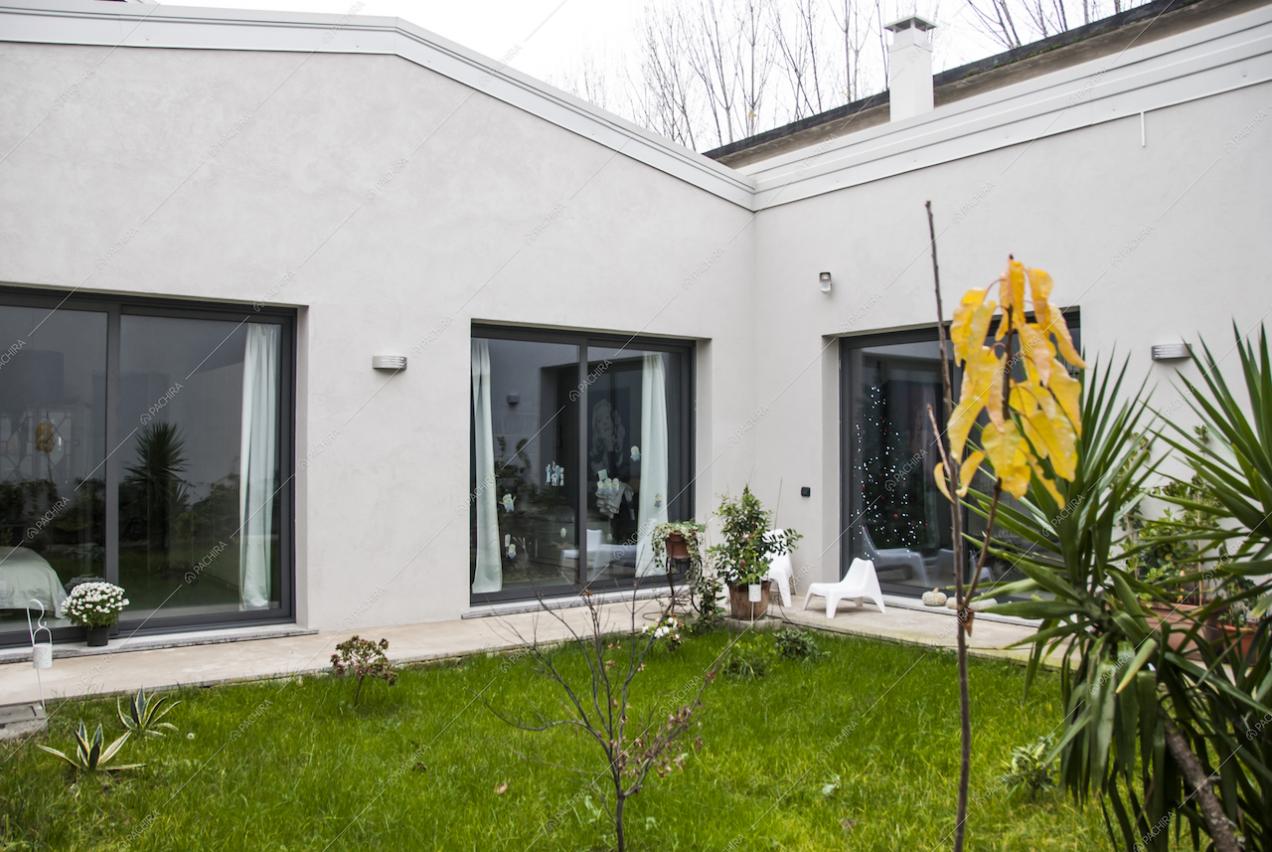 Il giardino e le vetrate del loft