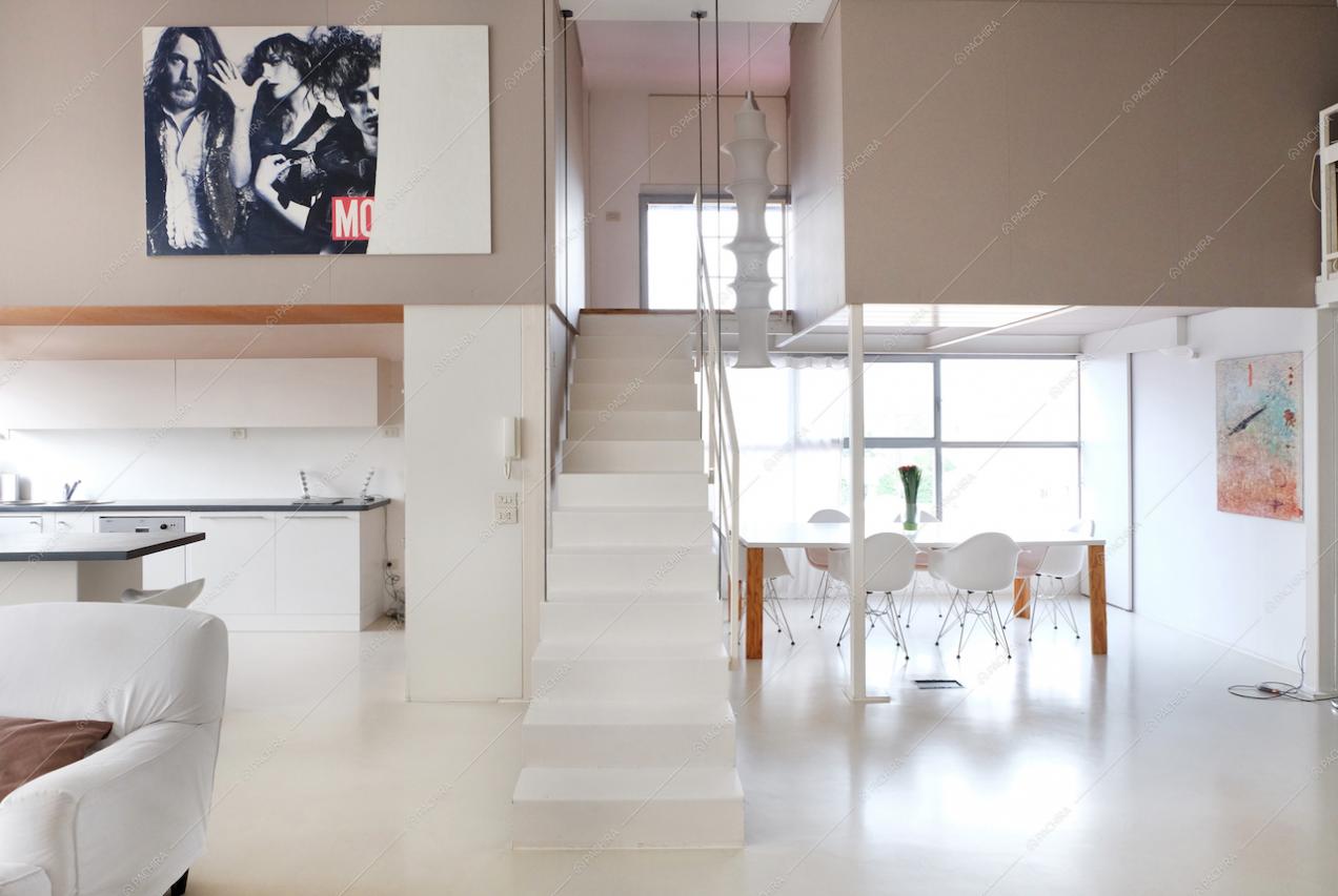 La scala minimal e il tavolo da pranzo del loft