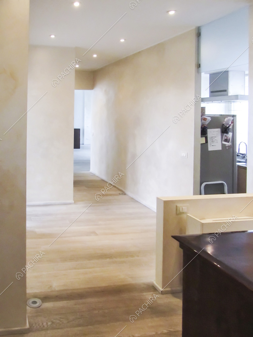 Pavimento in parquet nel corridoio e scorcio della cucina